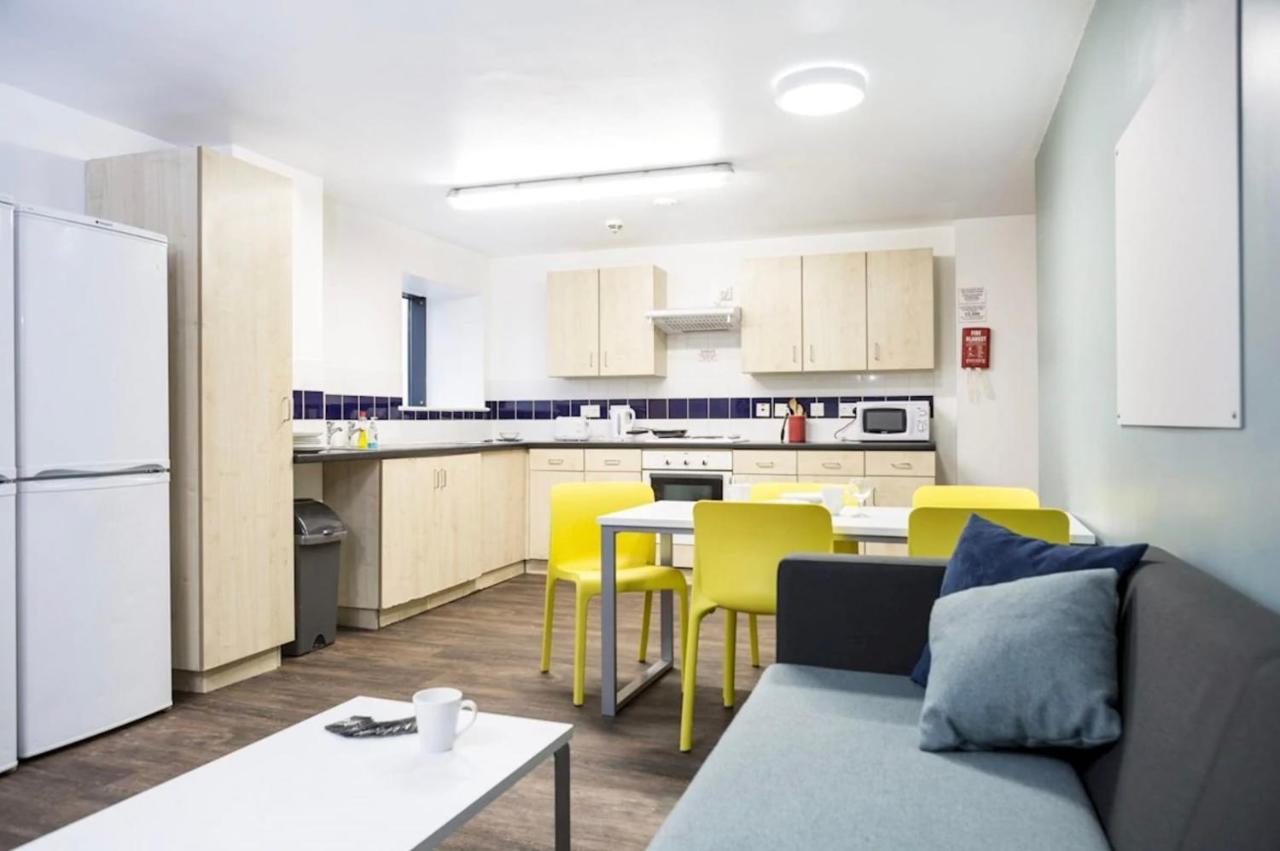 Small Double Ensuite Room Next To The City Centre Leeds  Dış mekan fotoğraf